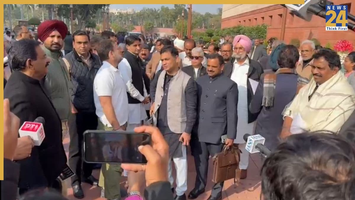 लोकसभा स्पीकर की कुर्सी की तरफ पेपर उछालने पर 8 सांसद सस्पेंड, विपक्ष ने संसद परिसर में की नारेबाजी