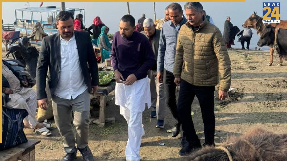 वृंदावन में ई-रिक्शा पर सवार होकर गलियों में घूमे नीतीश कुमार के बेटे निशांत, आम भक्त की तरह किए दर्शन