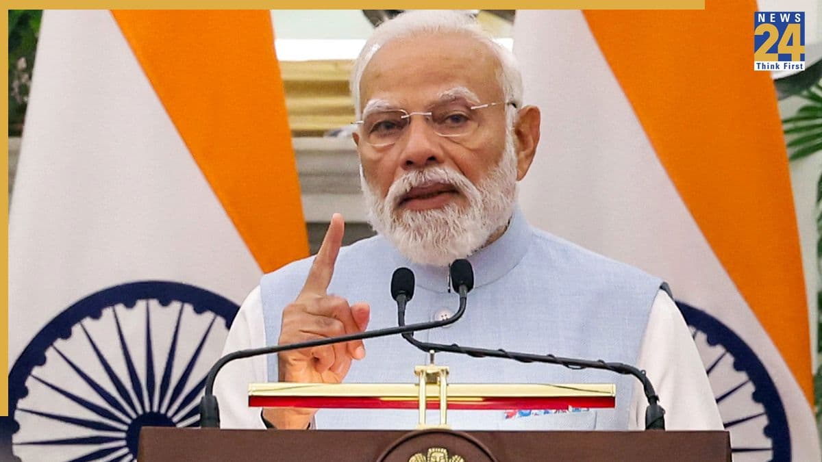 'देख कौन रहा है ये सब...', NCERT बुक विवाद से नाराज हैं PM मोदी, जिम्मेदारी तय करने को कहा