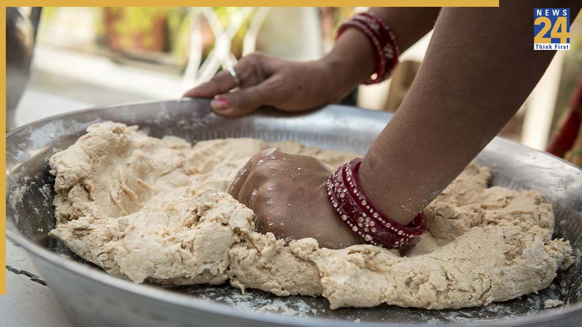 आटा गूंथने का ये हैक हो रहा वायरल, सेहरी में सिर्फ 10 सेकंड में मुलायम हो जाएगा फ्रिज का आटा और रोटियां भी बनेंगी सॉफ्ट