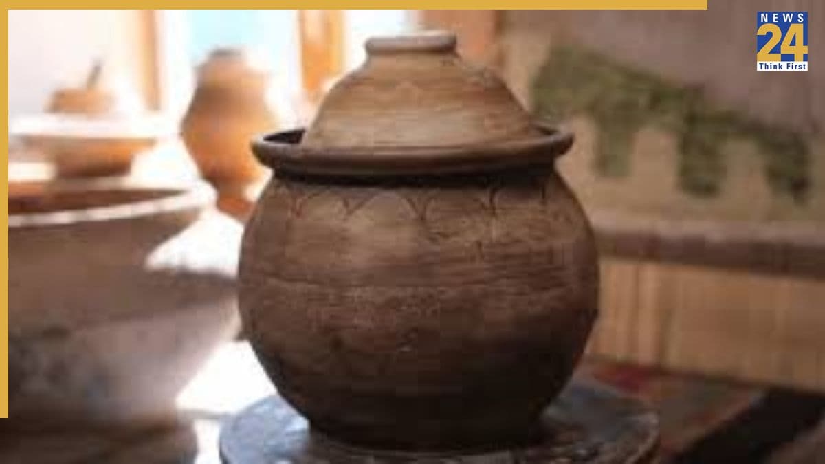 मिट्टी के बर्तनों को साफ कैसे किया जाए? शेफ पंकज भदौरिया से जानें बिना केमिकल इस्तेमाल किए चमकाने का तरीका