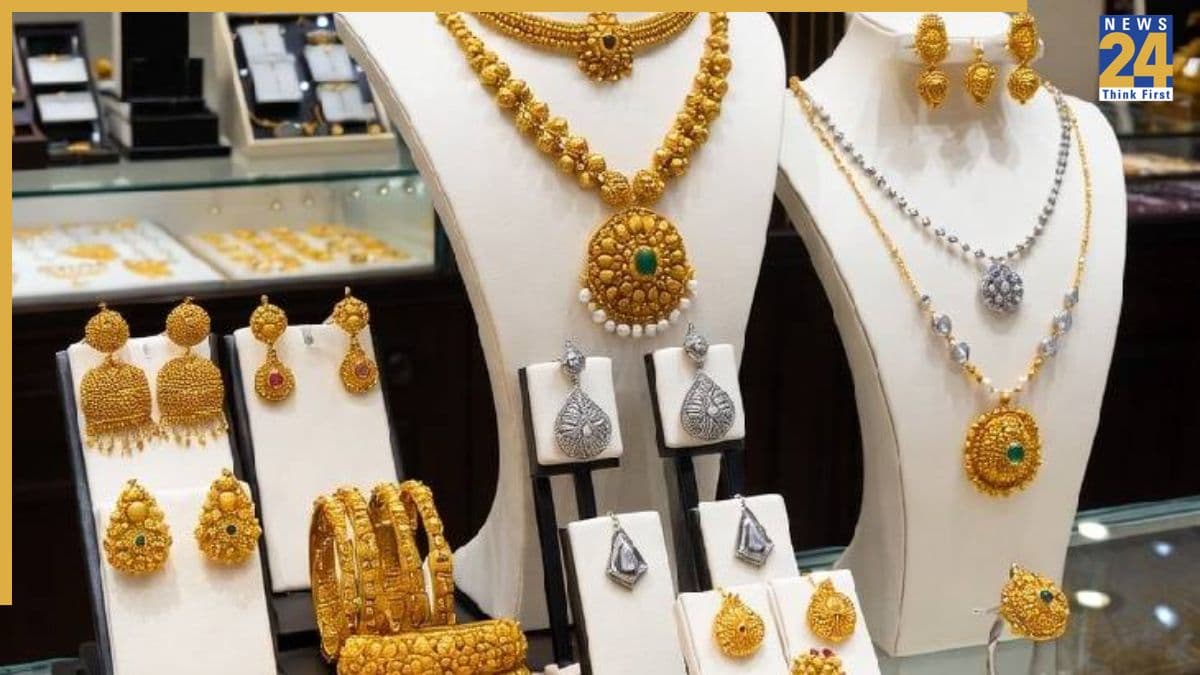 25 Feb Gold Silver Rate: सोने चांदी पर छाई महंगाई, चांदी 7000 रुपये ज्यादा चढ़ी, जानें सोने का रेट