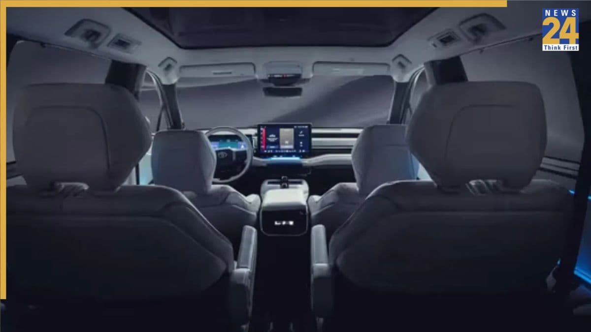 फैमिली के लिए आ रही Toyota की धांसू SUV, लॉन्च से पहले दिखा प्रीमियम इंटीरियर