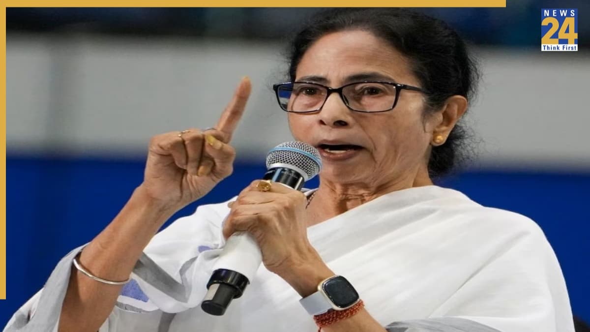 सात अधिकारियों के निलंबन पर चुनाव आयोग पर भड़कीं ममता, लगाए कई गंभीर आरोप
