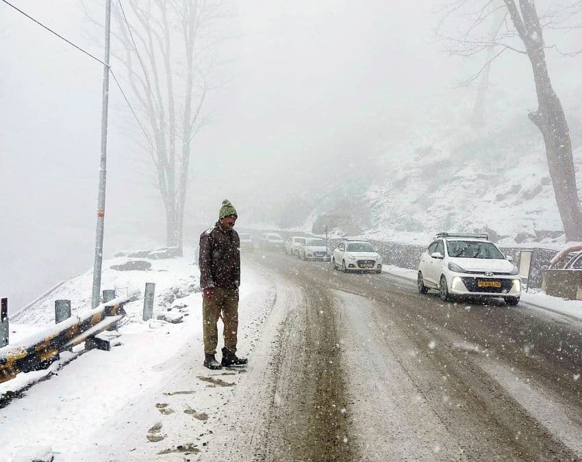 मनाली के पास अटल टनल रोहतांग में बर्फबारी