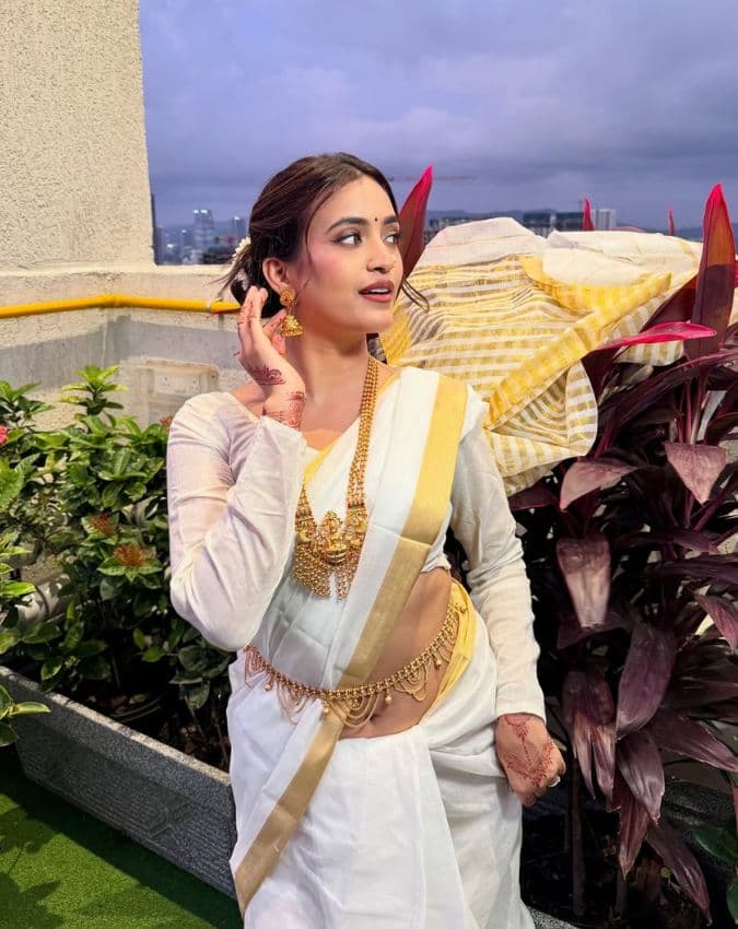 कौन हैं आकृति अग्रवाल?