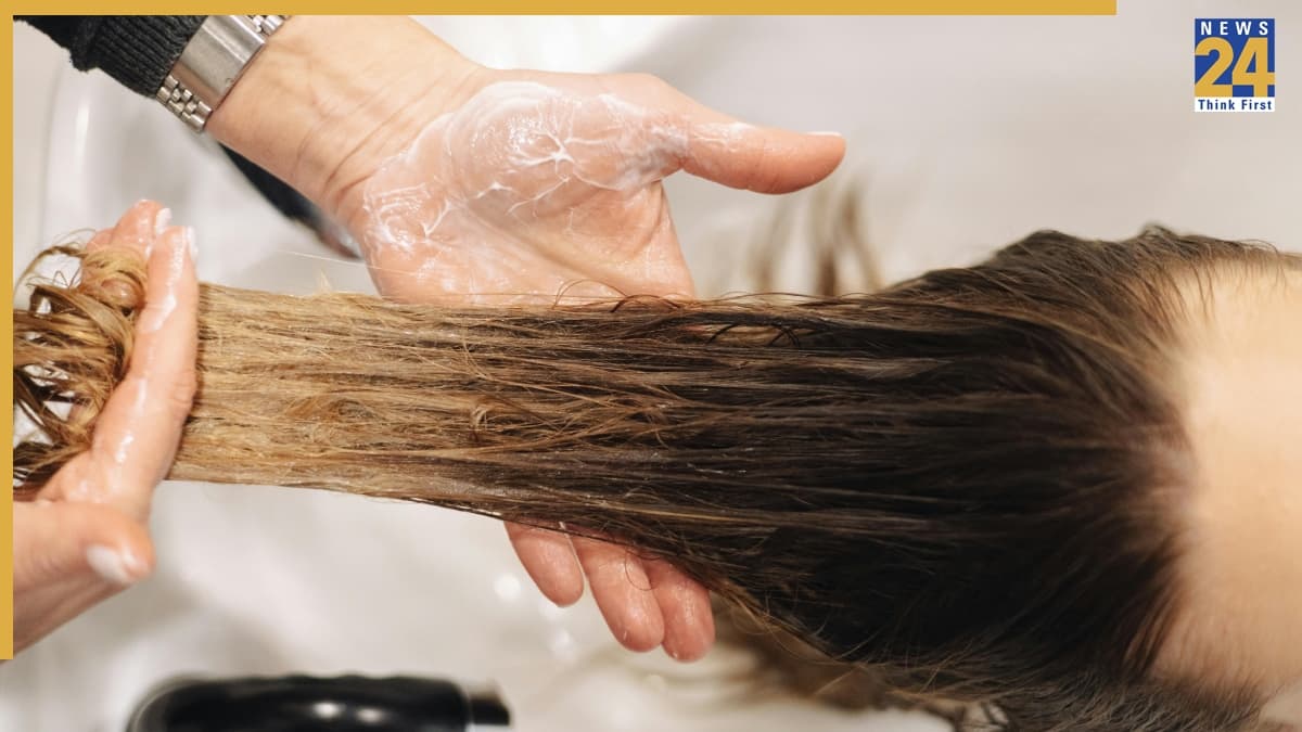 Natural Hair Care Tips: दही से बालों को कैसे दें नेचुरल चमक और मजबूती, जानिए इस्तेमाल करने का सही तरीका