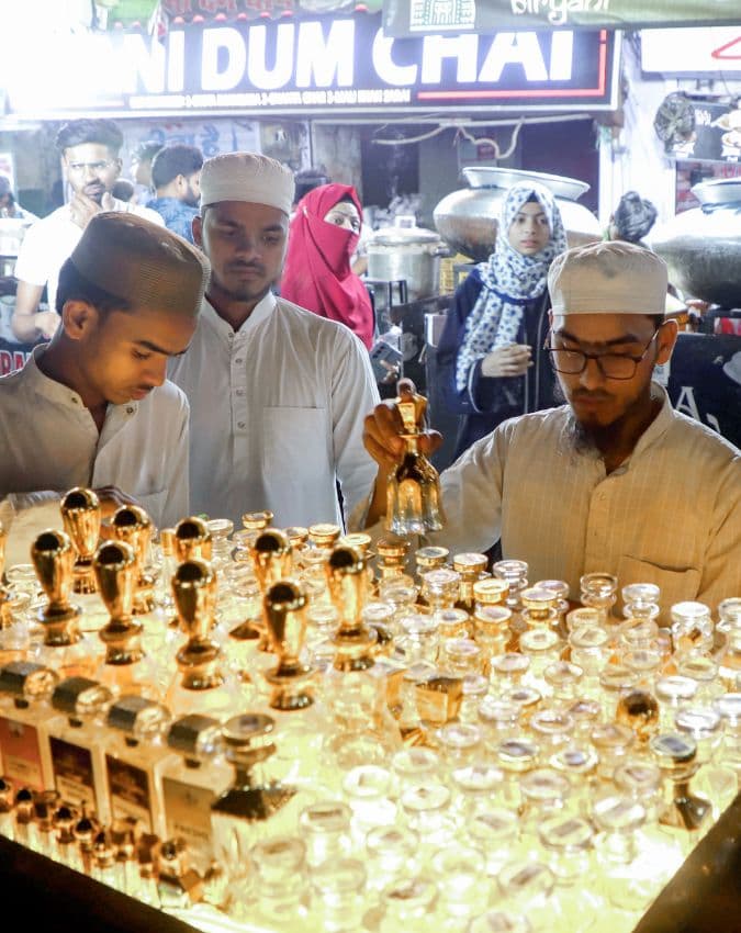 ईद से पहले इत्र खरीदते लोग