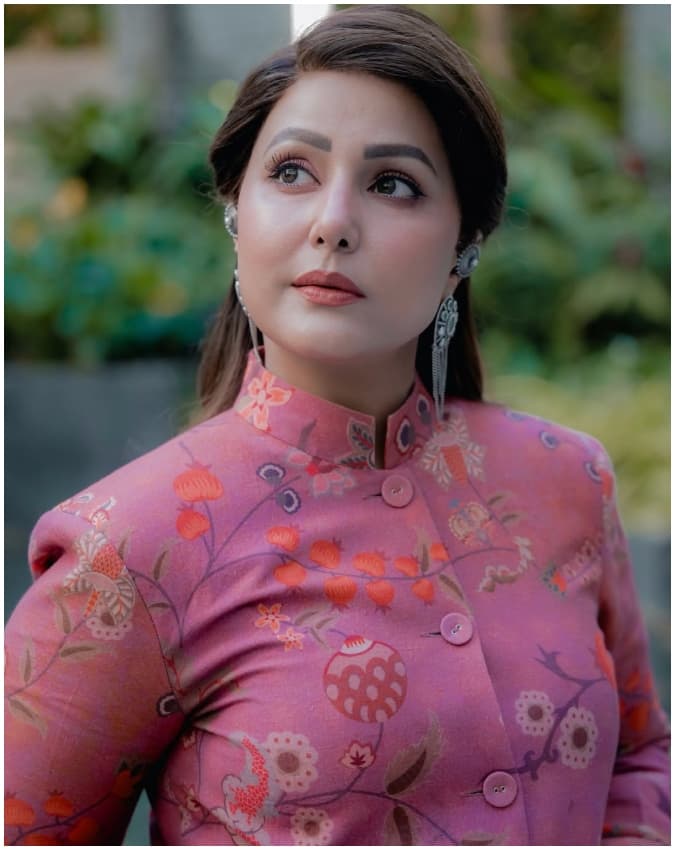 हिना खान की अदाएं