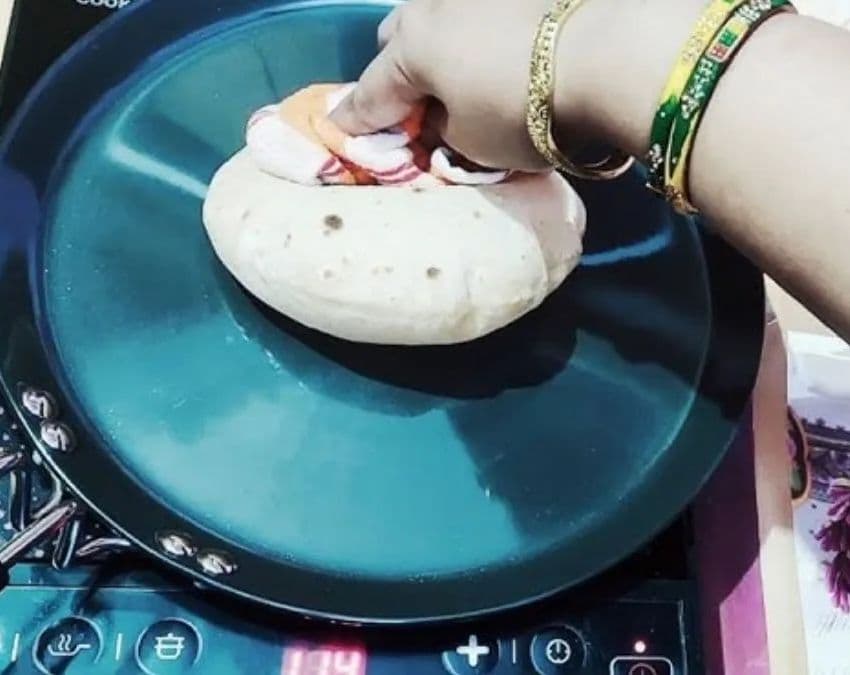 इंडक्शन तवा अच्छी तरह गर्म करें 