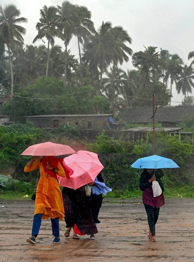 केरल और कर्नाटक में तूफानी हवाएं चलेंगी