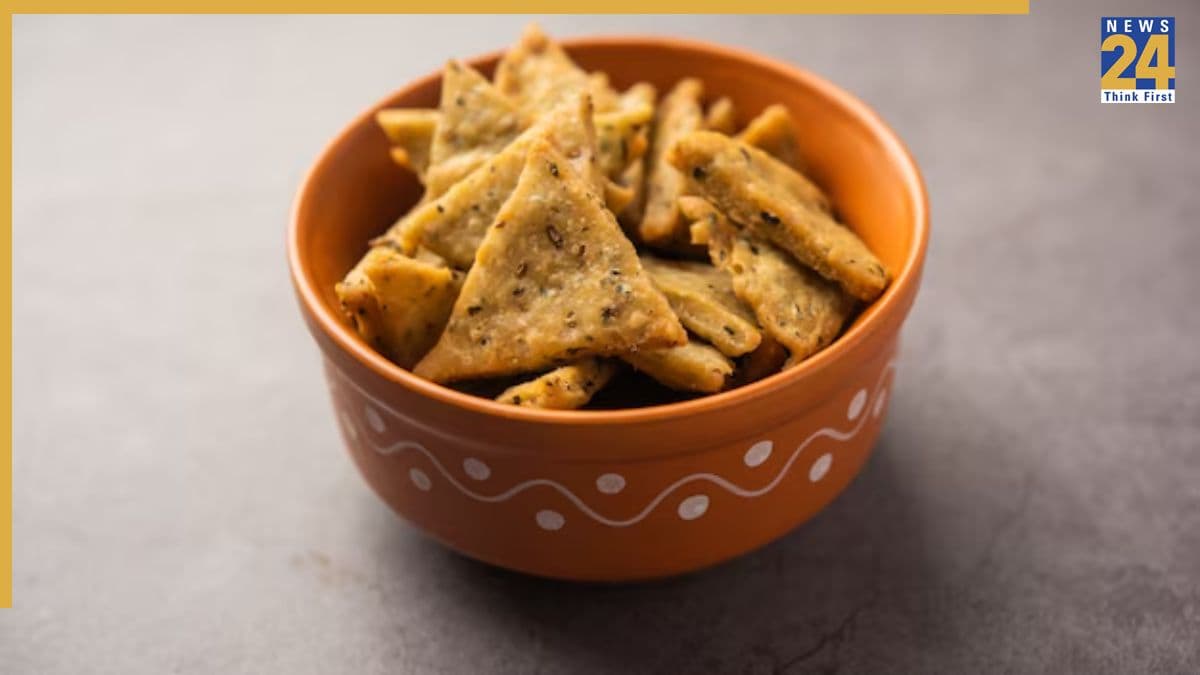 Morning Tea Snacks: सुबह की चाय के साथ सर्व करें कुरकुरी साबूदाना मठरी, एक बाइट में मिलेगा डबल मजा 