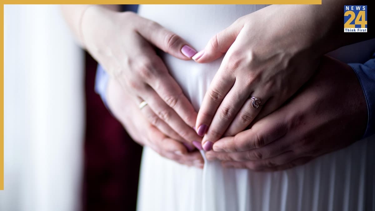Pregnancy First Week Symptoms: गर्भावस्था के पहले हफ्ते में शरीर देता है ये संकेत, जानिए प्रेग्नेंसी के शुरुआती लक्षण