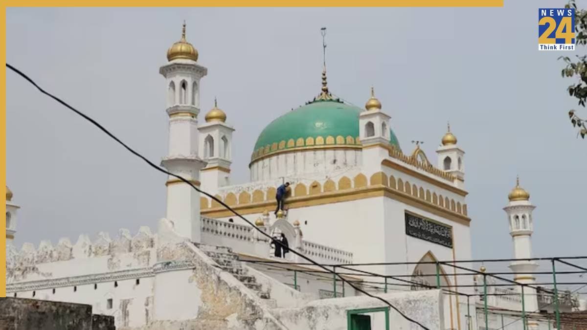 संभल मस्जिद मामले में HC की फटकार, नमाजियों की नंबर लिमिट करने पर भड़के जज, कहा- इस्तीफा दे दें DM-SP