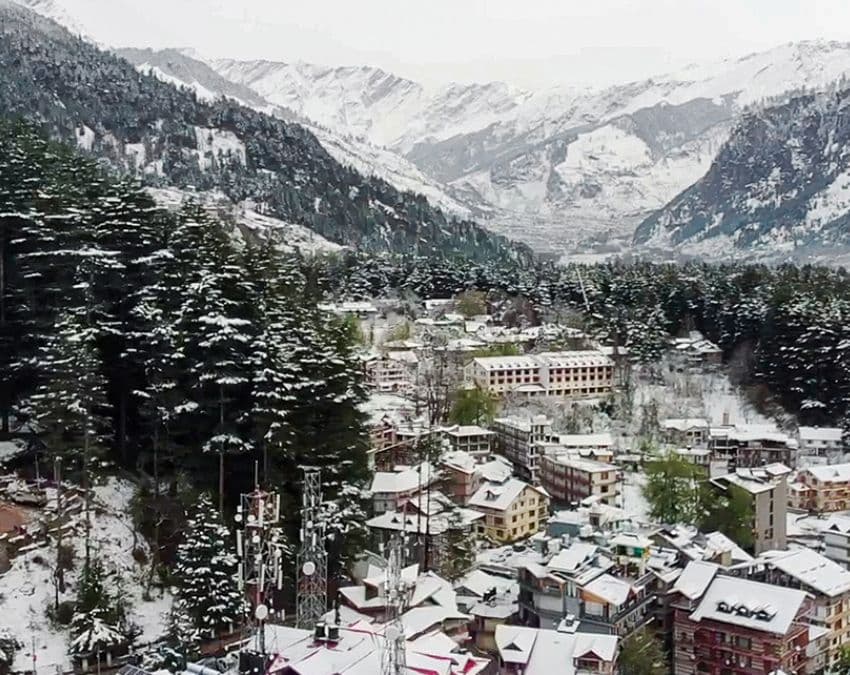 बर्फ से ढके घर-पहाड़