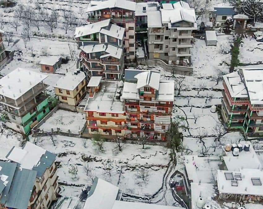 बर्फ से ढके घरों का नजारा