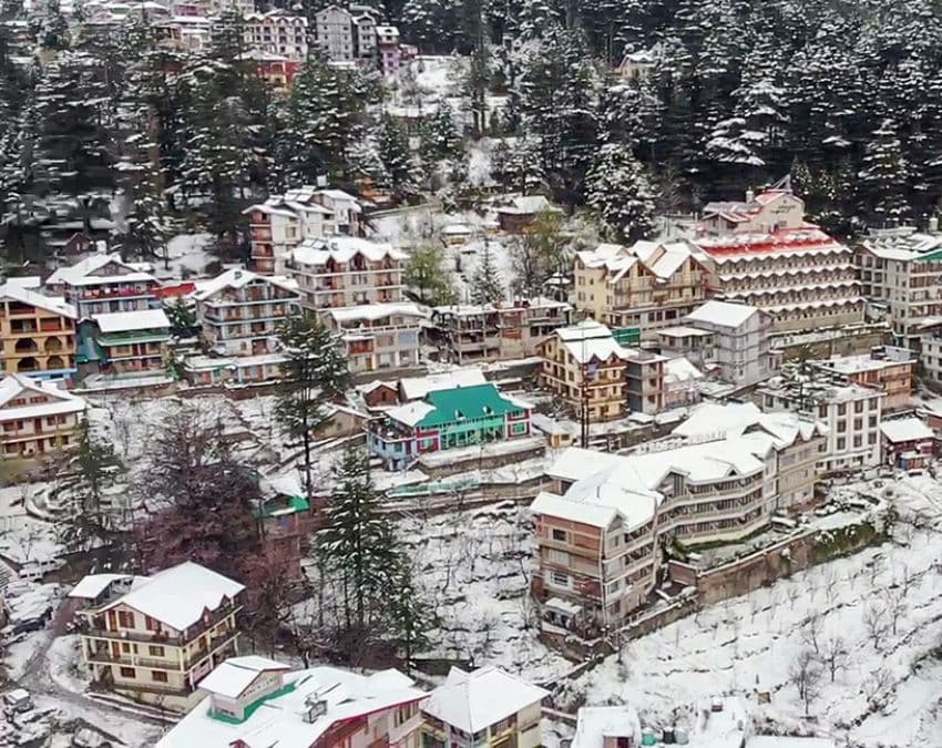बर्फ से ढके घरों का नजारा