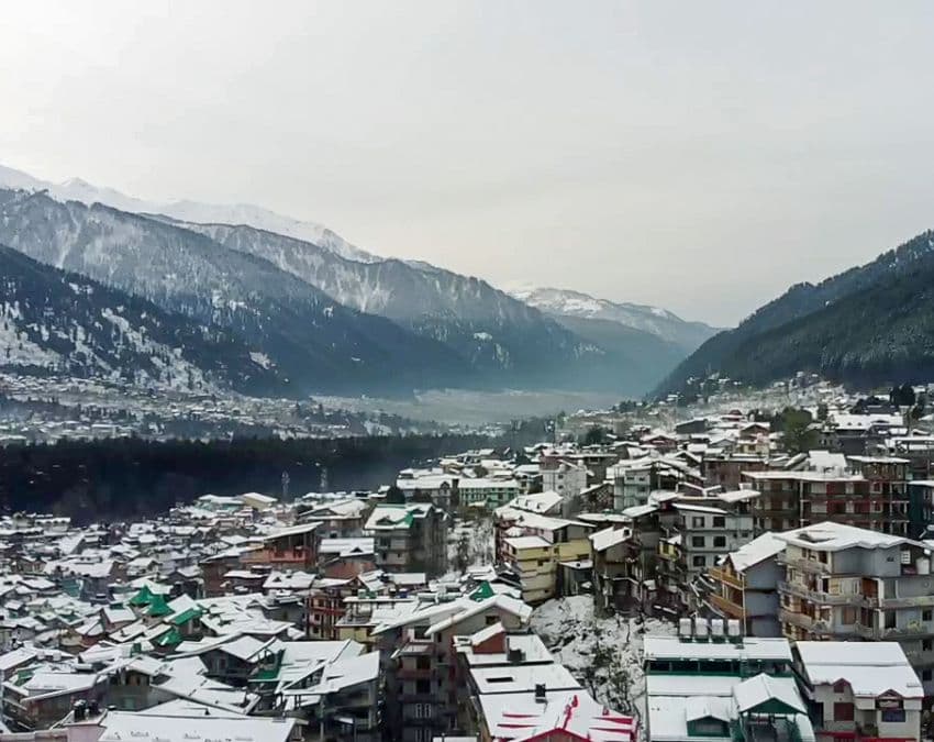 बर्फ से ढके घर-पहाड़