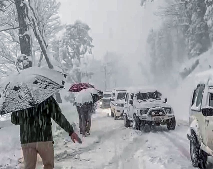 अटल टनल में भारी बर्फबारी
