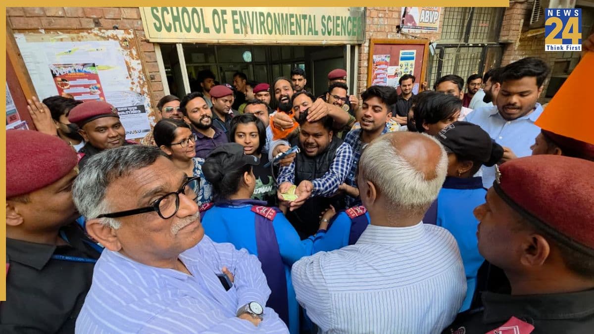 जेएनयू में ‘रस्टिकेशन राज’ के खिलाफ एबीवीपी का जोरदार प्रदर्शन, CPO मैनुअल रद्द करने की मांग