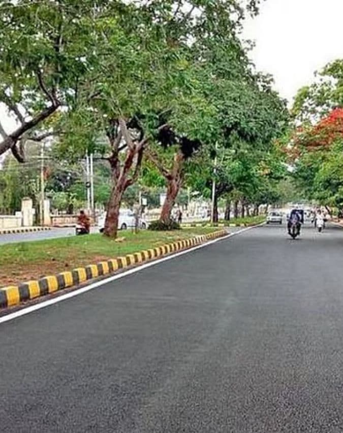 रात में हेडलाइट की चमक से बचाव