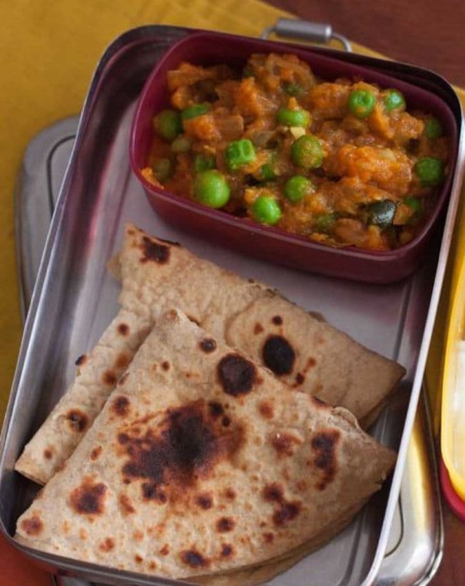 टिफिन में रोटियां गीली क्यों हो जाती हैं?