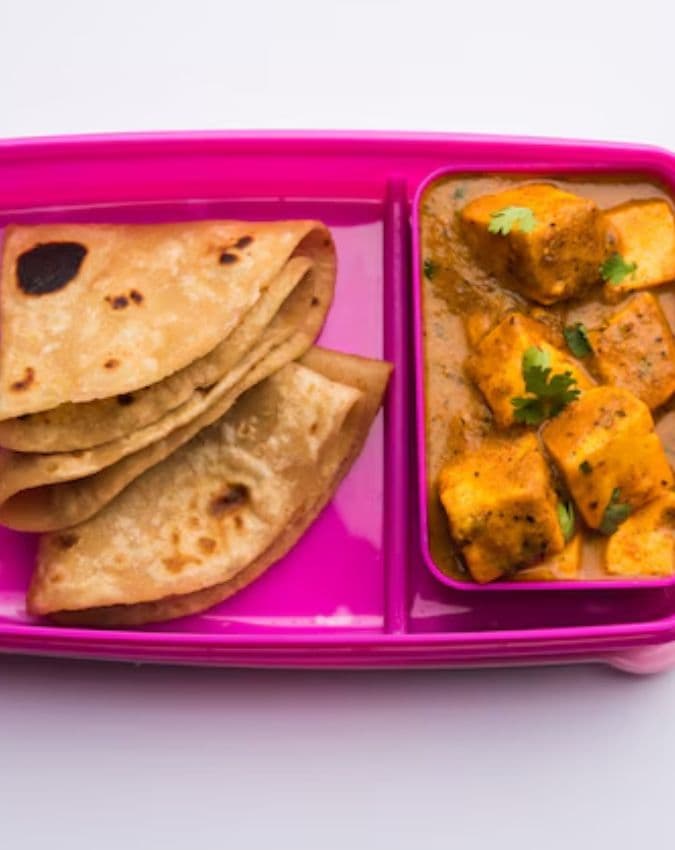 रोटी को तुरंत टिफिन में ना रखें