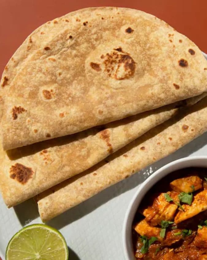 हर रोटी को टिश्यू में अलग-अलग लपेटें