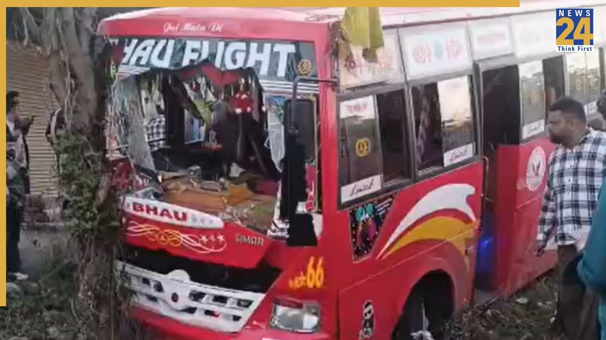 जम्मू-कश्मीर के अखनूर में दर्दनाक सड़क हादसा, बस-स्कॉर्पियो टक्कर में 2 की मौत, करीब 20 घायल