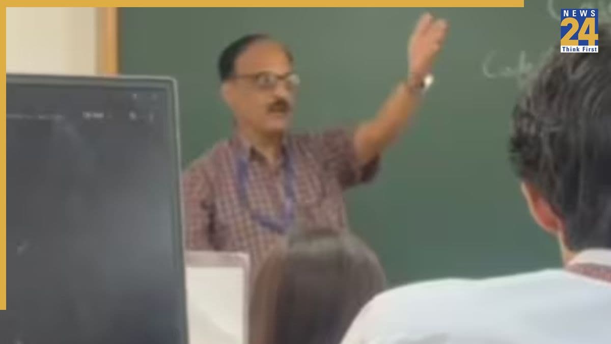 'तुम्हें शर्म नहीं आती, आतंकी…', बेंगलुरू में मुस्लिम स्टूडेंट पर भड़के प्रोफेसर, यूनिवर्सिटी ने किया सस्पेंड