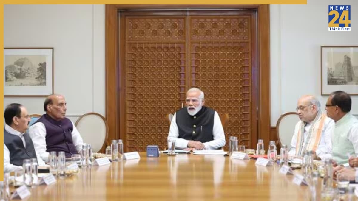 देश में नहीं पेट्रोल-डीजल की कमी, होर्मुज स्ट्रेट से आएंगे और जहाज; सर्वदलीय बैठक में सरकार ने क्या-क्या बताया?