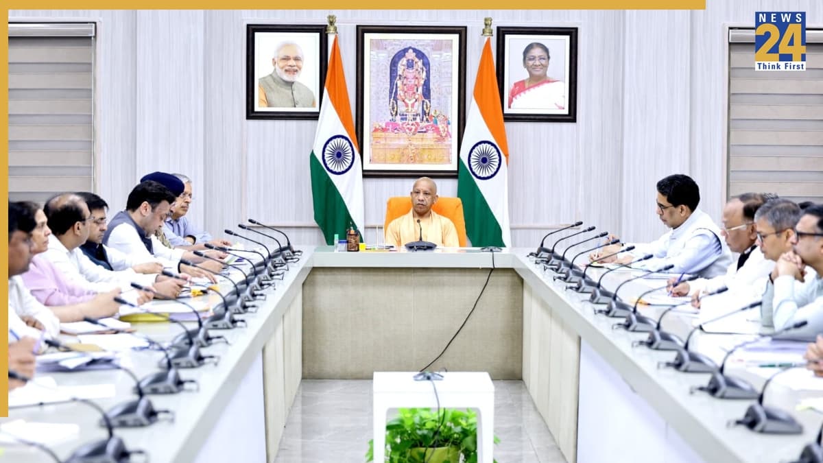 ईद-नवरात्र से पहले यूपी अलर्ट! CM योगी ने लगाई अधिकारियों की क्लास