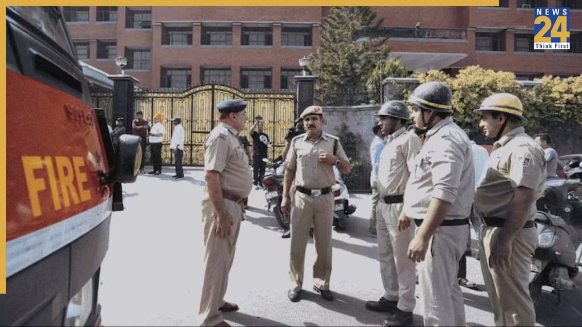 दिल्ली के कई स्कूलों को बम से उड़ाने की मिली धमकी, हाई अलर्ट पर हैं सुरक्षा एजेंसियां