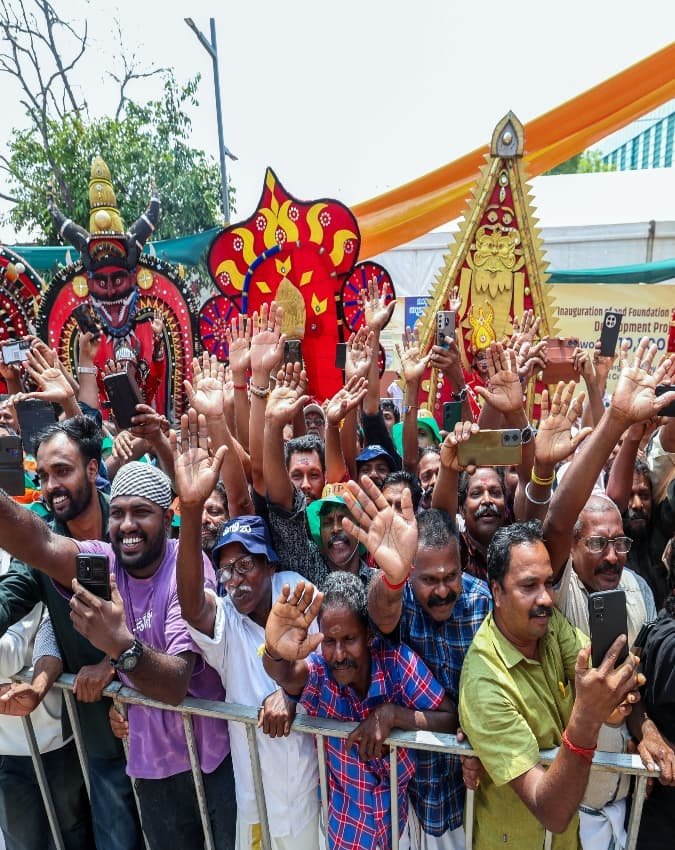 पीएम मोदी की तस्वीरें लेते हुए लोग
