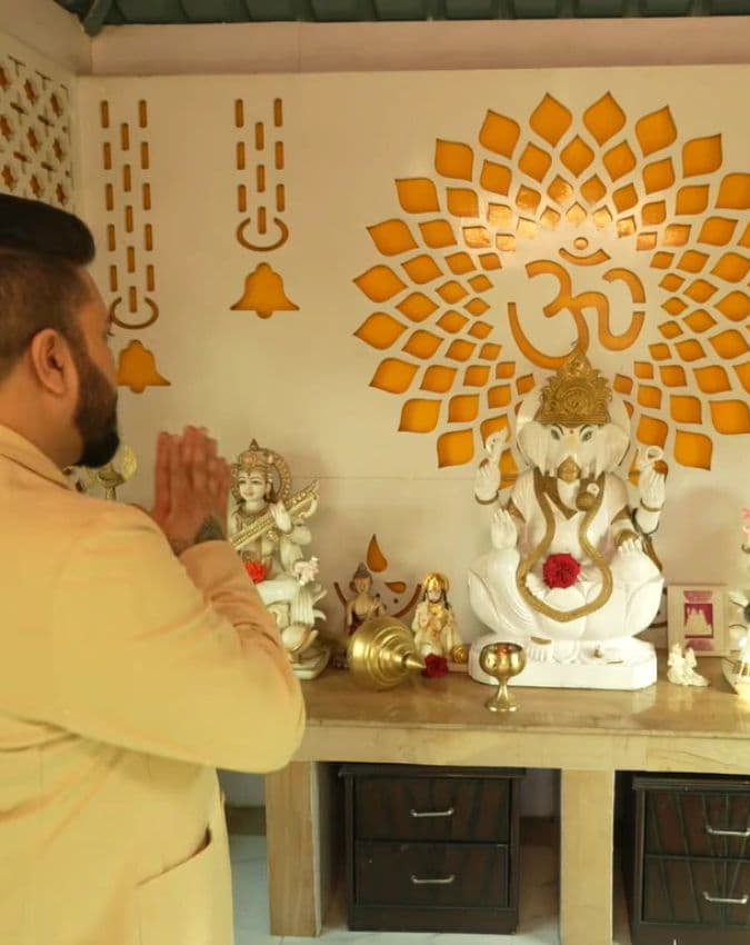 मीका सिंह के फार्म हाउस में हैं मंदिर
