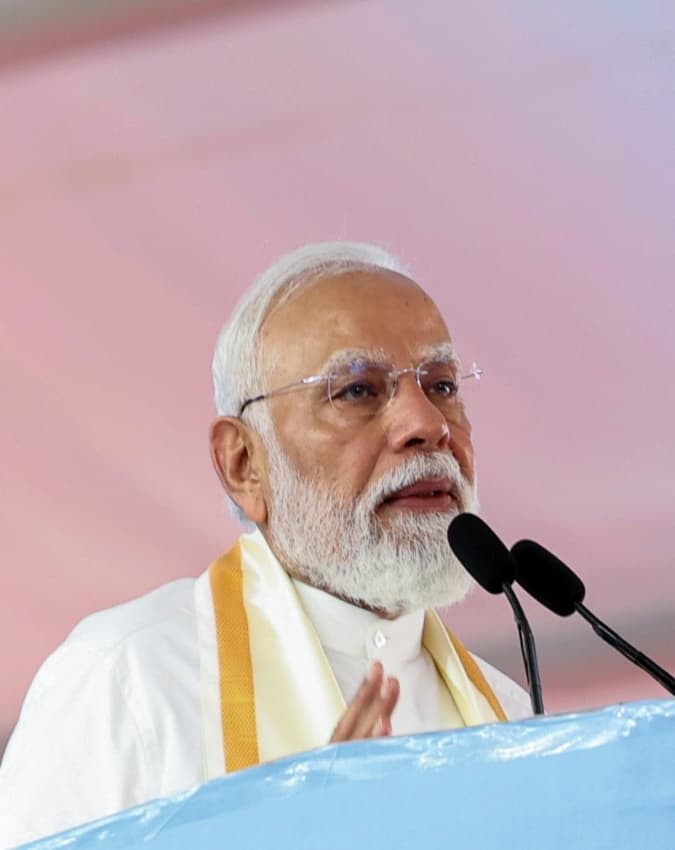 लोगों को संबोधित करते हुए पीएम मोदी