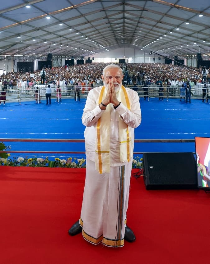 पीएम मोदी ने जनता का अभिवादन किया