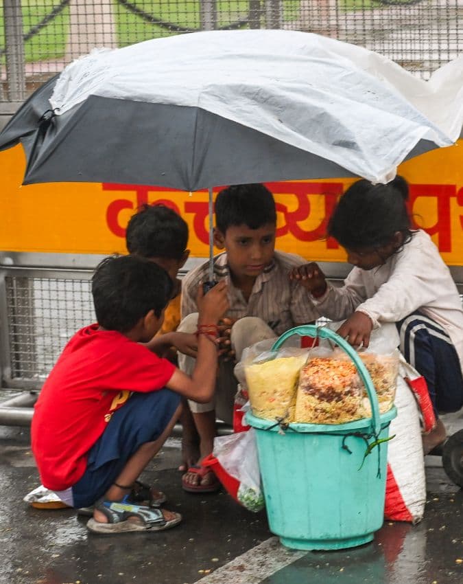 छतरी के नीचे बच्चे