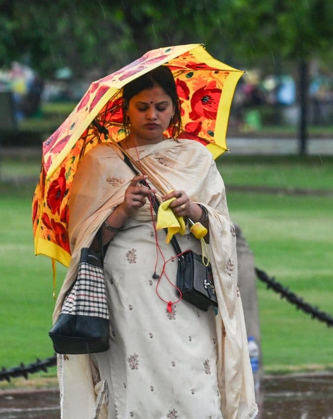बारिश की बूंदें और युवती