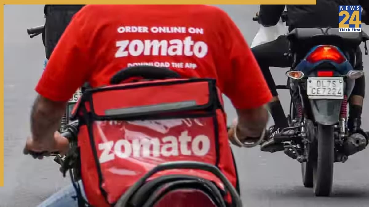 खाना मंगाना हुआ महंगा, Zomato ने बढ़ाई फूड डिलीवरी प्लेटफॉर्म की फीस