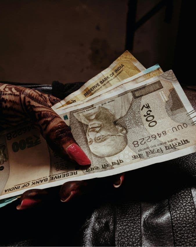 नोट पर दिखने वाले अक्षर क्या होते हैं 