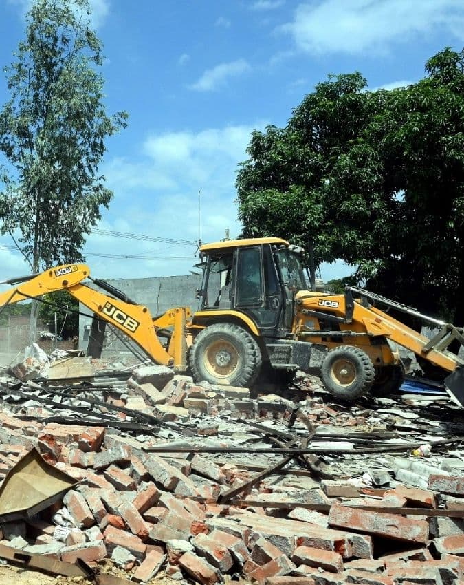 JCB बुलडोजर की स्पीड ने किया चौंकाया