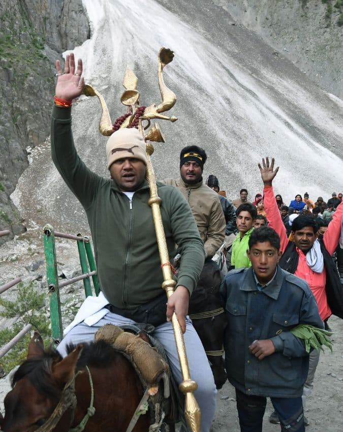 पवित्र गुफा और शिवलिंग