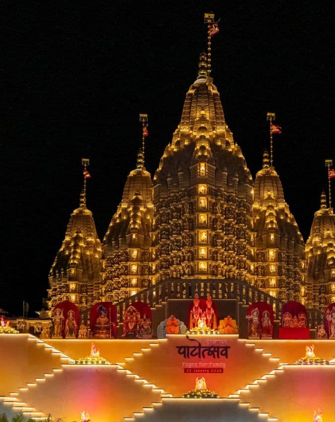 भव्य मंदिर का दृश्य