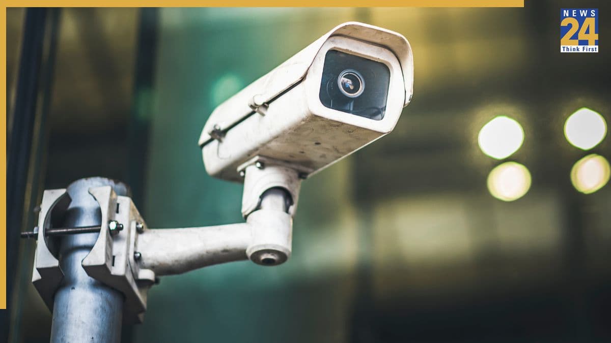 क्या आपको बदलना पड़ेगा अपना कैमरा? जानिए चाइनीज CCTV क्यों बैन कर रही सरकार? आज से बदल रहे नियम