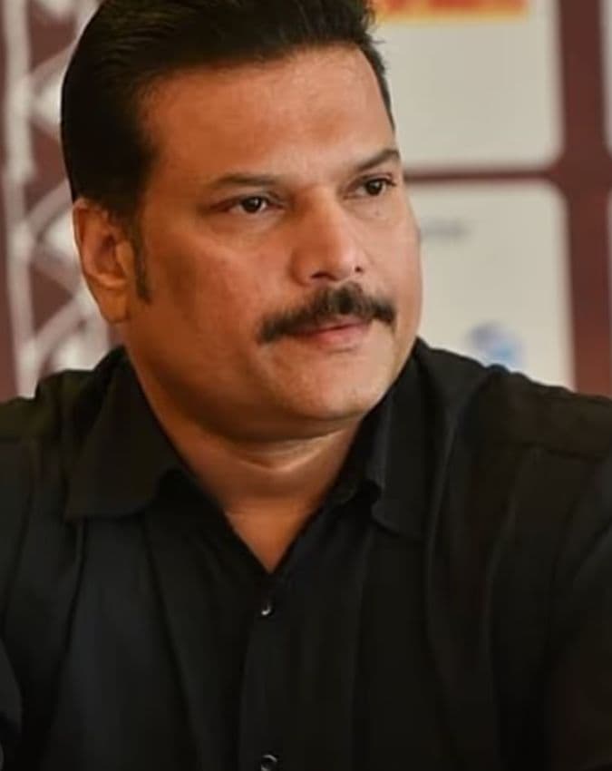 तोड़ चुके इतनी दरवाजे