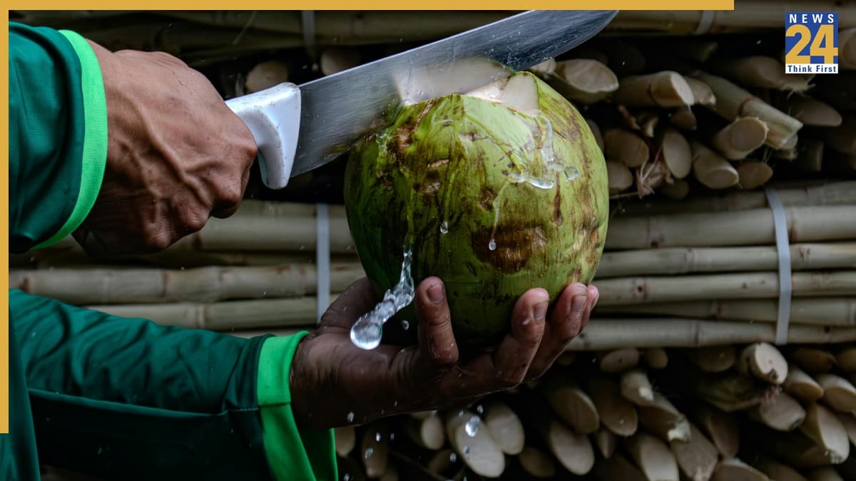 सुबह खाली पेट नारियल पानी पीने से शरीर में क्या बदलाव आते हैं? ये छुपे फायदे आपको चौंका देंगे!