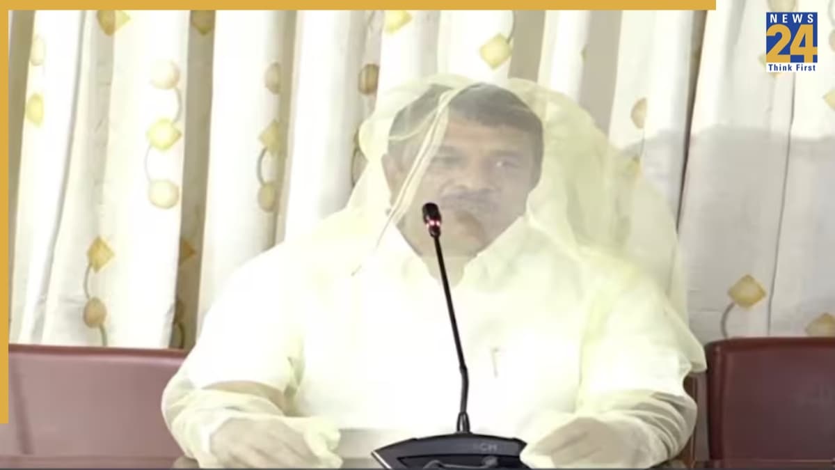 मच्छरों के आतंक से ऐसा परेशान हुए 'विधायक जी', मच्छरदानी पहनकर जताया अनोखा विरोध