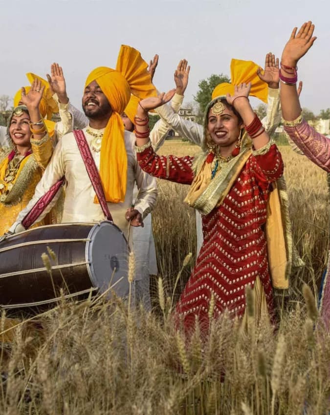 सड़कों पर निहंग सिंह