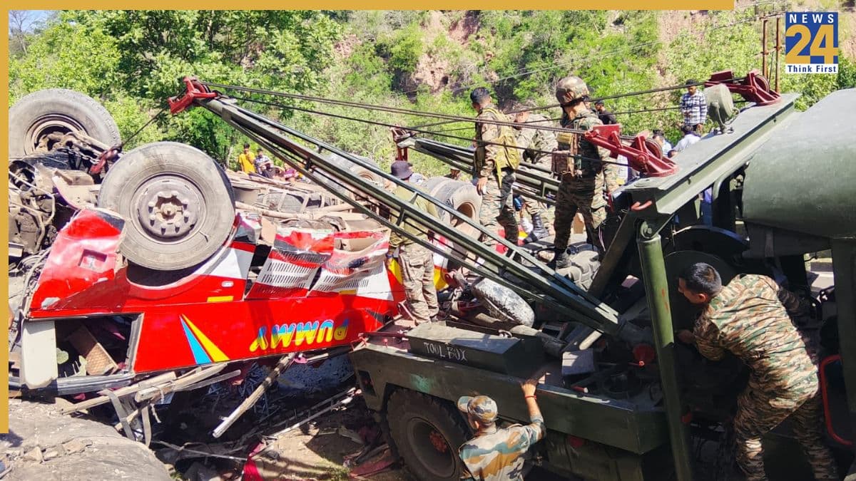 उधमपुर में चीख-पुकार के बीच 'देवदूत' बनी भारतीय सेना, 70 फीट गहरी खाई में गिरी बस से ऐसे बचाई दर्जनों जान